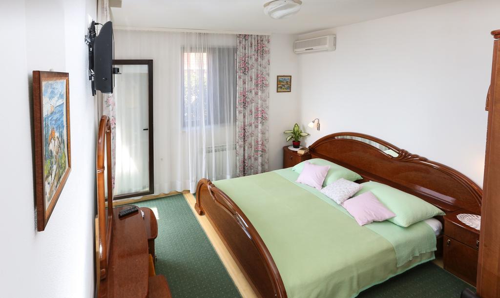 Rooms Cvetka Guest house